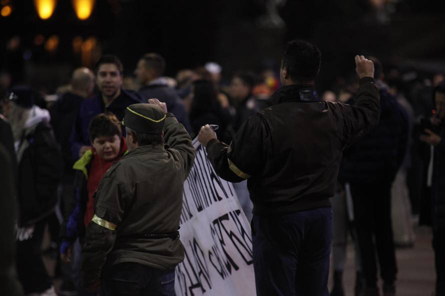 Protest against the introduction of kovid passes in front of the National Assembly of Serbia.

Protest protiv uvodjenja kovid propusnica ispred Narodne skupstine Srbije.