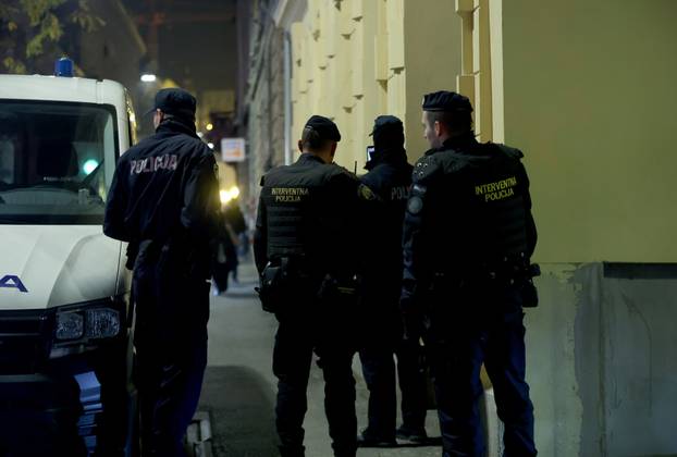 Zagreb: Maskirani muškarci otpjevali svoje ispred Srpskog kulturnog centra i razišli se nakon dolaska interventnih policajaca