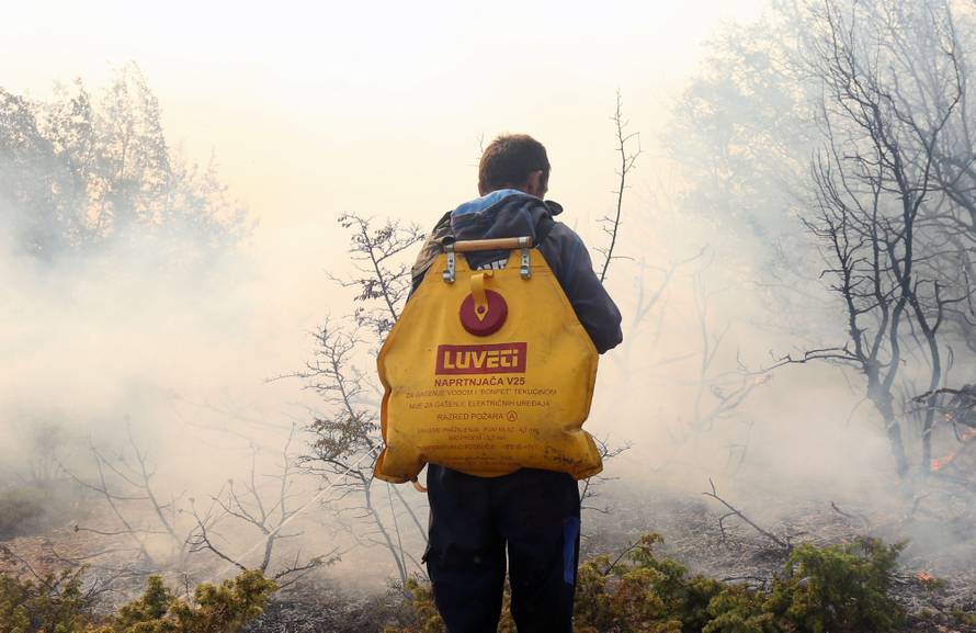 Evakuirali stanovnike sela kod Drniša: 'Ovo je velika nesreća'