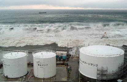 Objavili fotografije razornog tsunamija ispred Fukushime