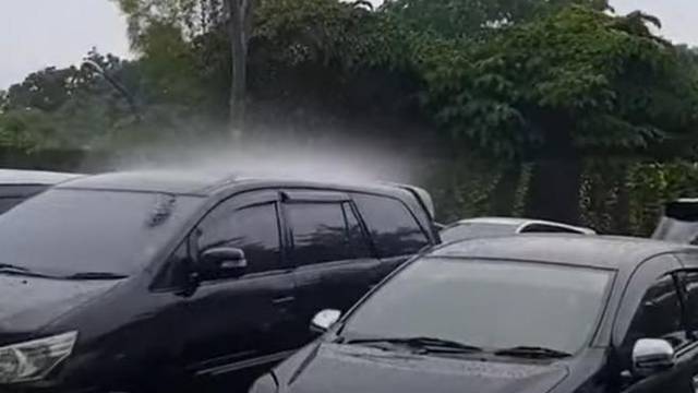 U Indioneziji padala kiša samo po jednom automobilu? 'Mislio sam da se netko igra s vodom'