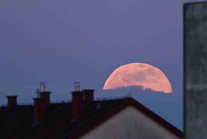 Uskrsni mjesec nad Zagrebom - kao da nas podsjeća na Isusovu muku i samu bit blagdana