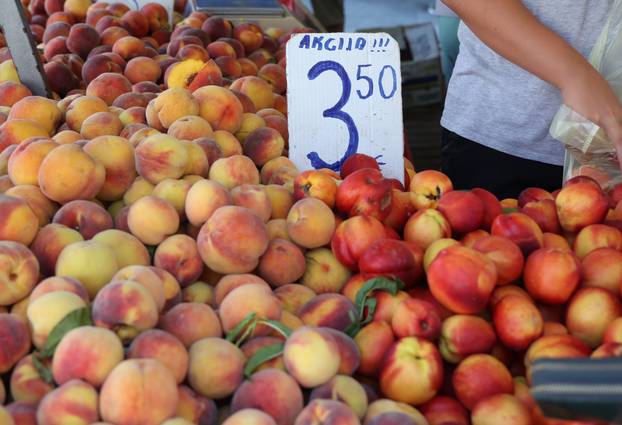 Šibenik: Bogata ponuda vo?a i povr?a na gradskoj tržnici