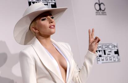 Donijela im tortu: Lady GaGa je rasplakala LGBT beskućnike