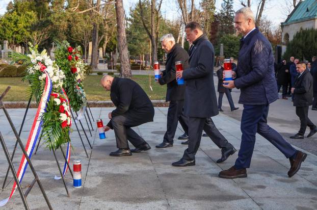 Zagreb: Izaslanstvo HDZ-a položilo cvijeće povodom 26. godišnjice smrti dr. Franje Tuđmana