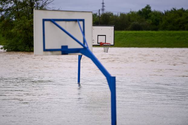 Zagreb: Oteretni kanal u naselju Blato
