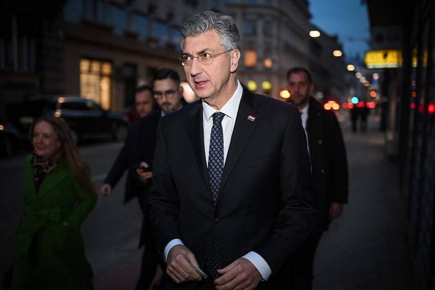 Zagreb: Dolazak članova HDZ-a na sjednicu šireg Predsjedništva i Nacionalnog odbora stranke