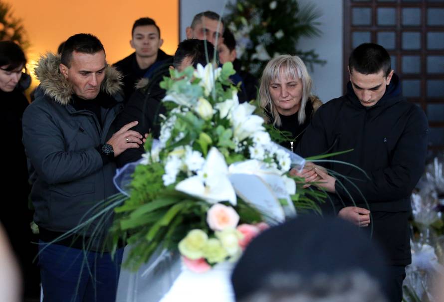 Editu Ptičar ispratile su tisuće: 'Za tebe bi uvijek bilo prerano'