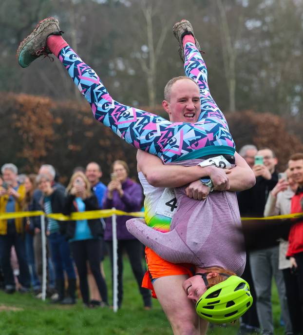 Utrka nošenja supruga u Dorkingu