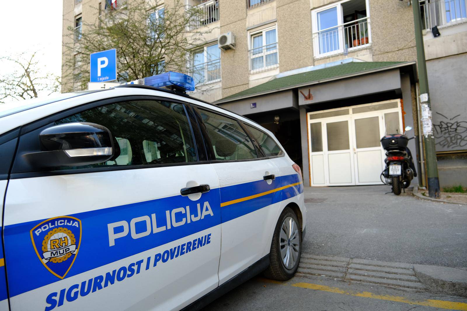 Zagreb: Policijski očevid u zgradi na Vrbanima gdje je pronađeno tijelo žene