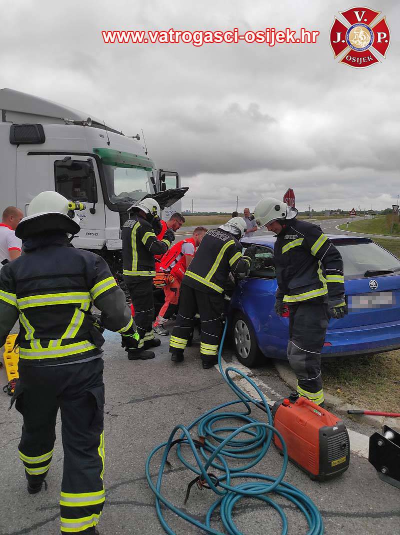 VIDEO Strašan sudar kamiona i auta kod Osijeka: Vozača (36) bez svijesti prevezli u bolnicu