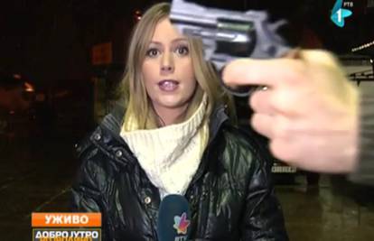 Šok za gledatelje: Pištoljem mahao novinarki ispred lica