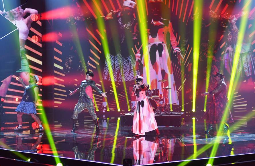 Let 3 na pozornici se pojavio u haljinama: U stražnjicama imali ruže, a u rukama držali rakete