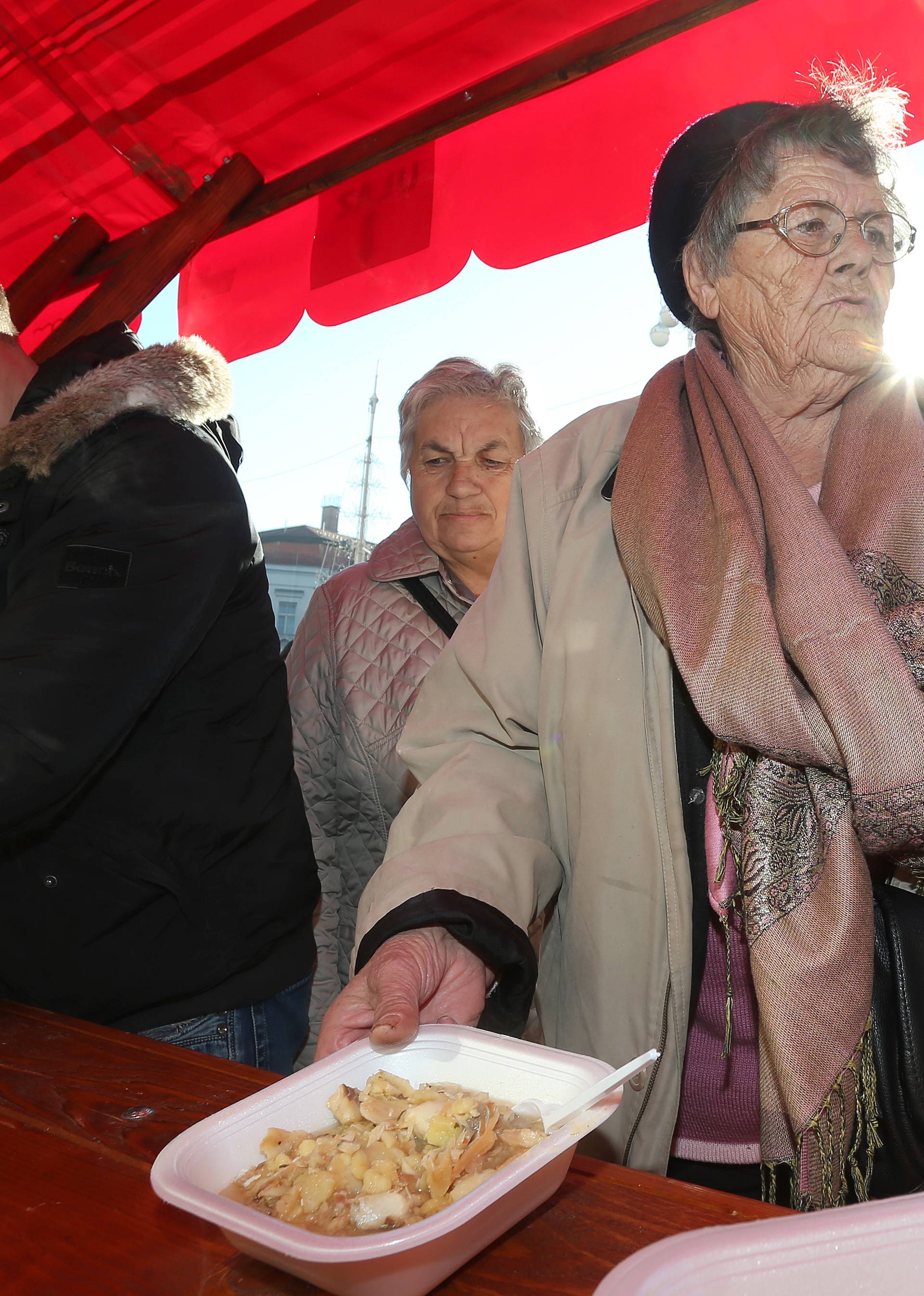 Sunčani Badnjak: U Splitu se jeo bakalar, u Osijeku paprikaš