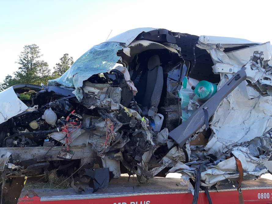 Detalji strave kod Slunja: Vozač kombija prešao u krivi smjer