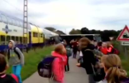 Šokantna snimka: Učenici za dlaku izbjegli smrt u autobusu