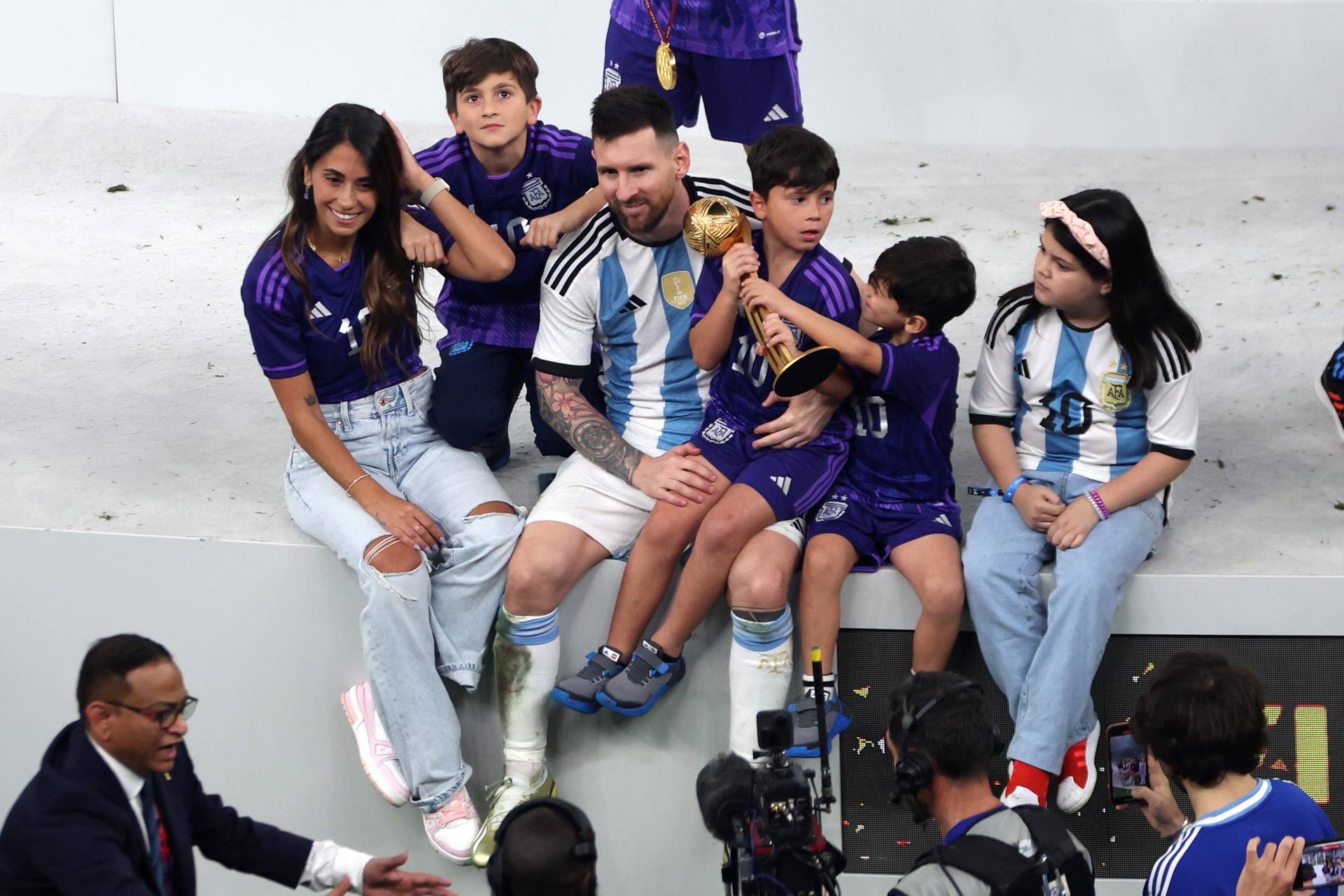 KATAR 2022 - Messi s obitelji nakon osvojenog Svjetskog prvenstva