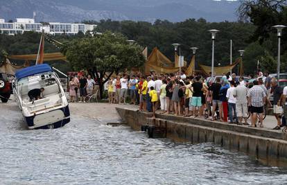 Njivice: Valovi su turistima bacili njihov gliser na obalu