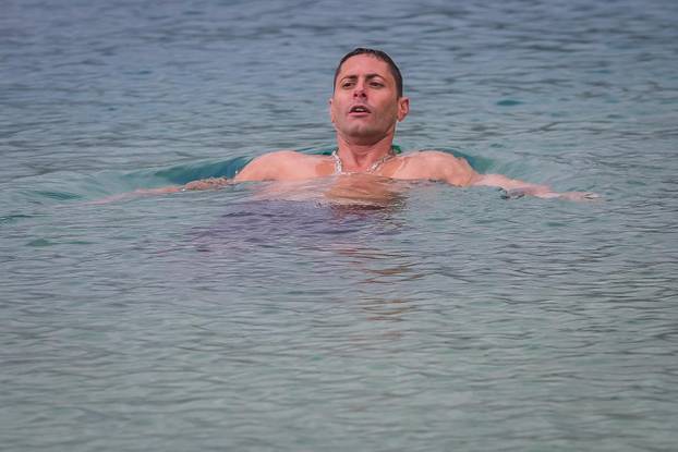 Makarska: Robert Tarčuki svaki dan se kupa unatoč zimi