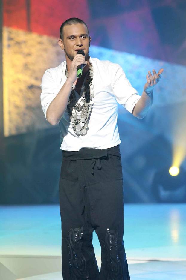 ARHIVA - Boris Novković s pjesmom 'Vukovi umiru sami' pobijedio na Dori 2005.