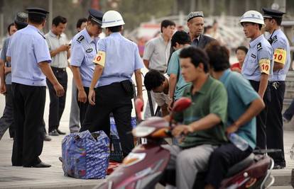  Kina: Teroristi iz taksija bacili bombe na policiju 