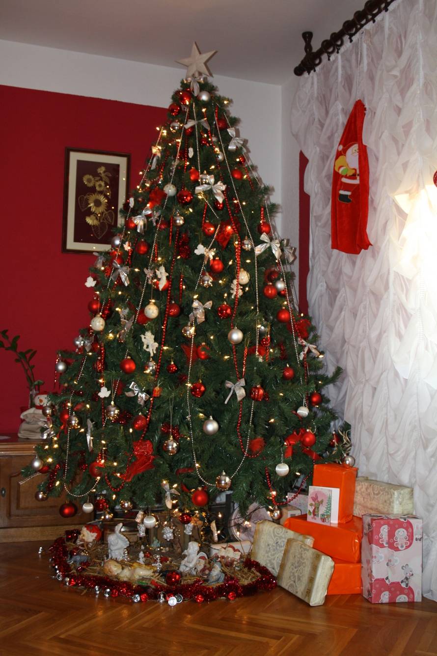 Šaljite fotografije božićnih jelki i osvojite vrijednu nagradu...