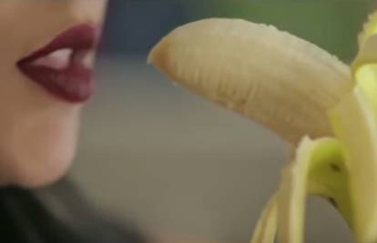 Sugestivno jela bananu u spotu pa dobila dvije godine zatvora