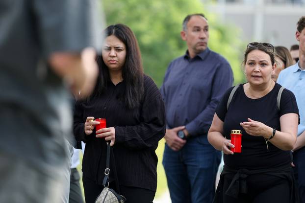 Graz: Dan nakon pokolja u školi brojni građani i učenici polažu cvijeće i pale svijeće za ubijene