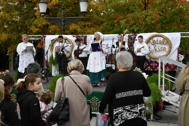 FOTO Slavonski Brod oborio rekord: Na Pogačafestu ispekli pogaču dugačku 20 metara!