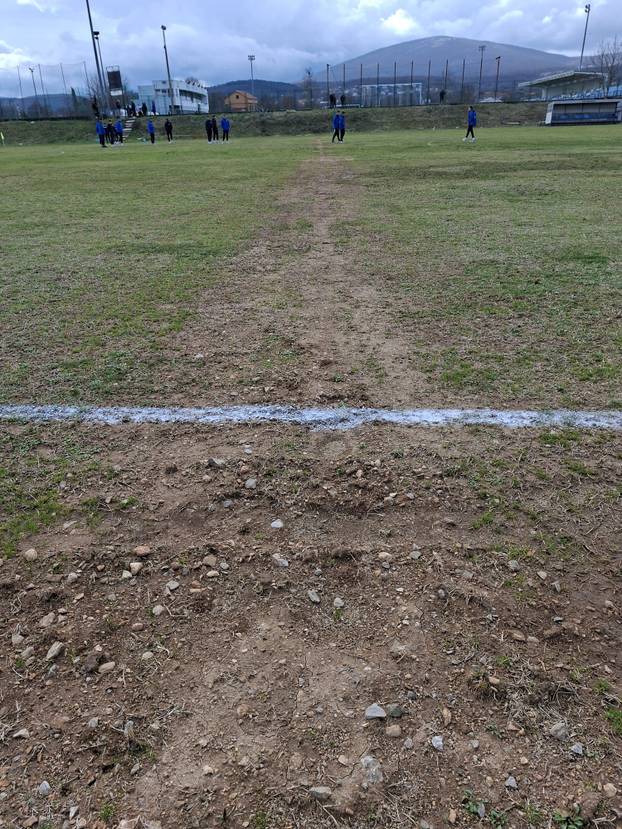 FOTO Sramota u Hrvacama. Ovo je nogometni teren?! Javio se savez, pogledajte što su našli