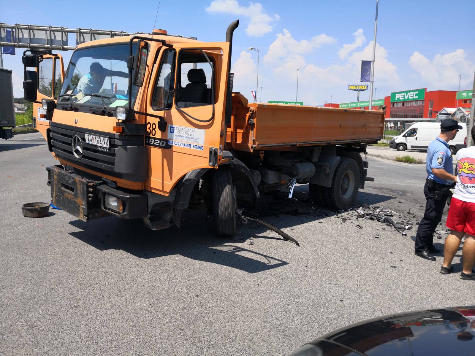 Nesreća na Slavonskoj aveniji: Auto smrskan, ima ozlijeđenih