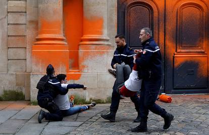 Aktivisti prebojali ulazna vrata ureda francuske premijerke