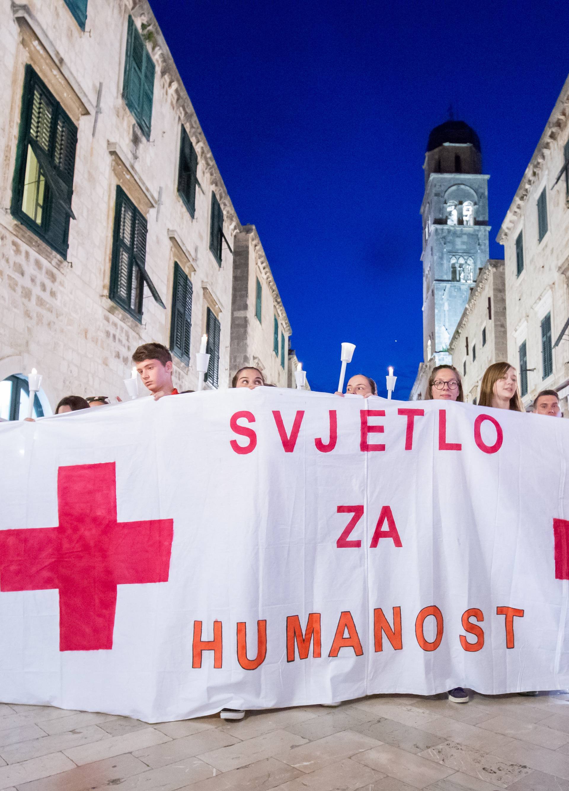 Mimohod s bakljama: Obilježili su 140 godina Crvenog križa