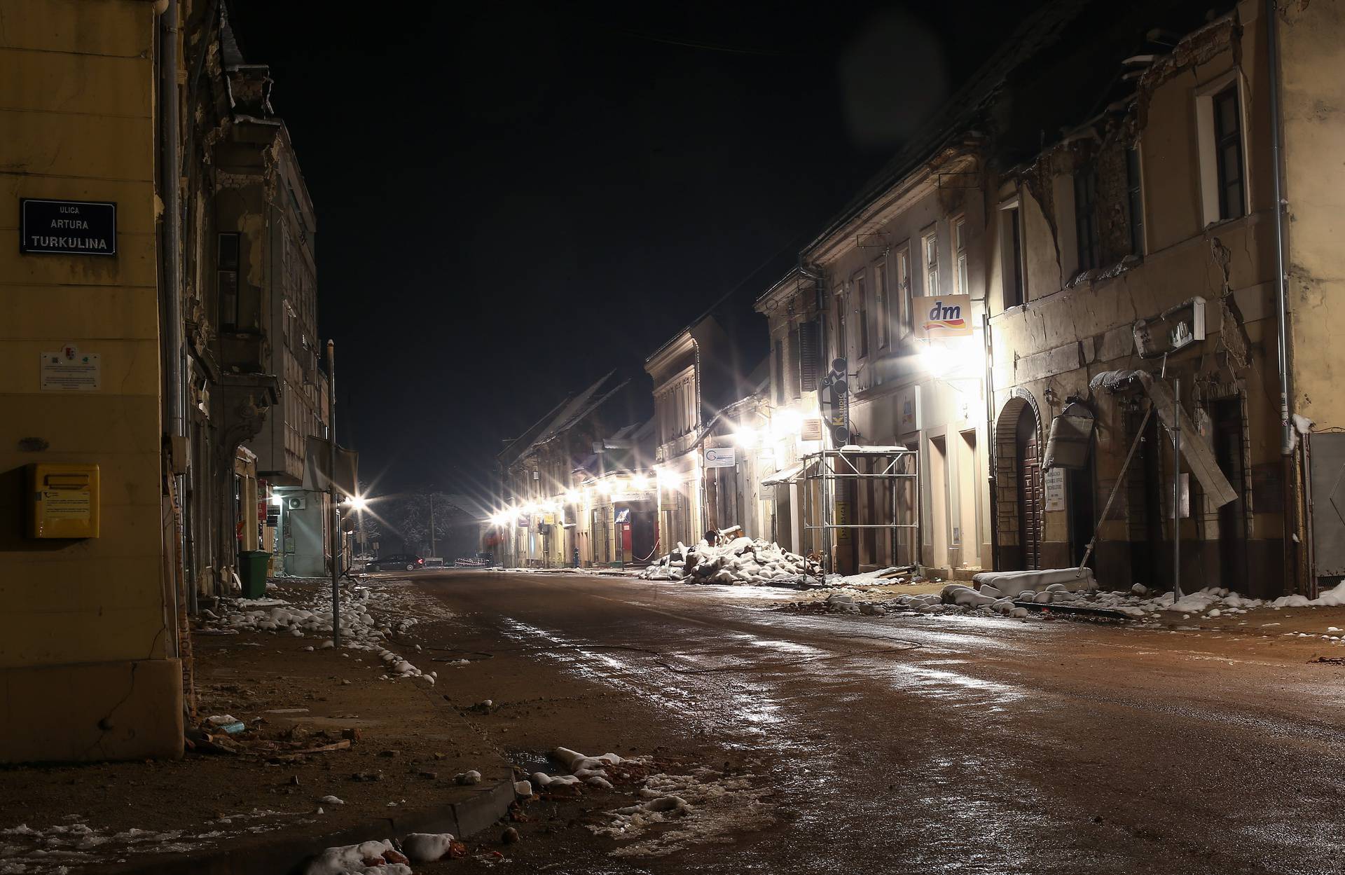 Noćne fotografije centra Petrinje dva tjedna nakon potresa