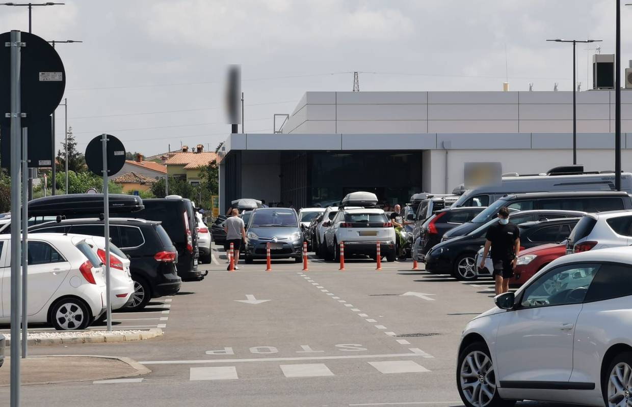Njemački par ostavio curice u autu sat vremena dok su oni šopingirali: Završile u bolnici