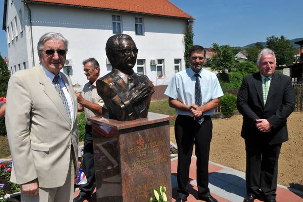 Kaptol: Franjo Tu?man dobio bistu i trg