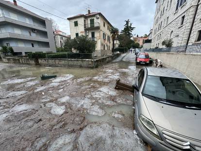 GALERIJA  Tuča, pljusak i pravi potop u Splitu. Paralizirane su ceste, s kišobranima unutar Fine