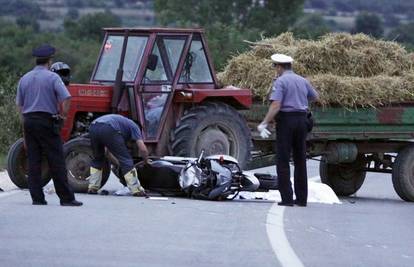 Zadar: U sudaru motora i traktora poginuo motorist