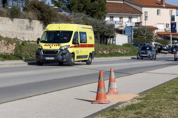 Pula: Pješakinja smrtno stradala nakon što je na nju naletjelo vozilo hitne pomoći