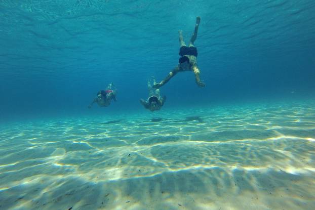 Veli Rat: Plaža Sakarun prekrasnim tirkiznim morem i čistim podmorjem privlači turiste