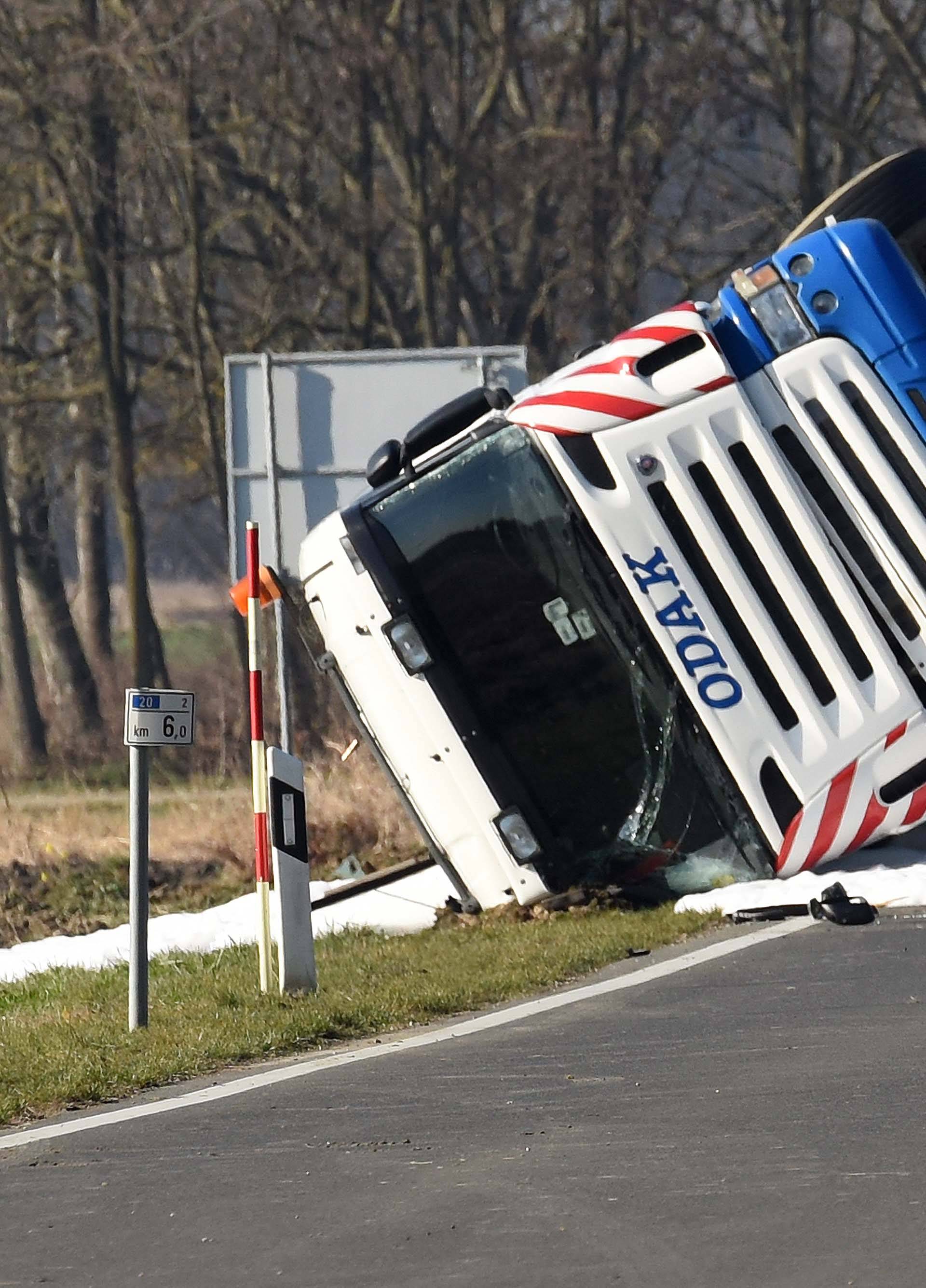 Nesreća kod Preloga: Prevrnuo se šleper, vozač je ozlijeđen