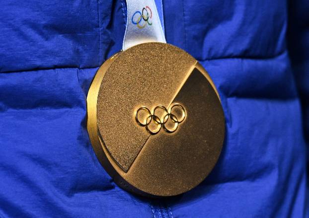 FOTO Slovenci prvi u skijaškim skokovima, brat i sestra osvojili zlato u curlingu, Shiffrin druga