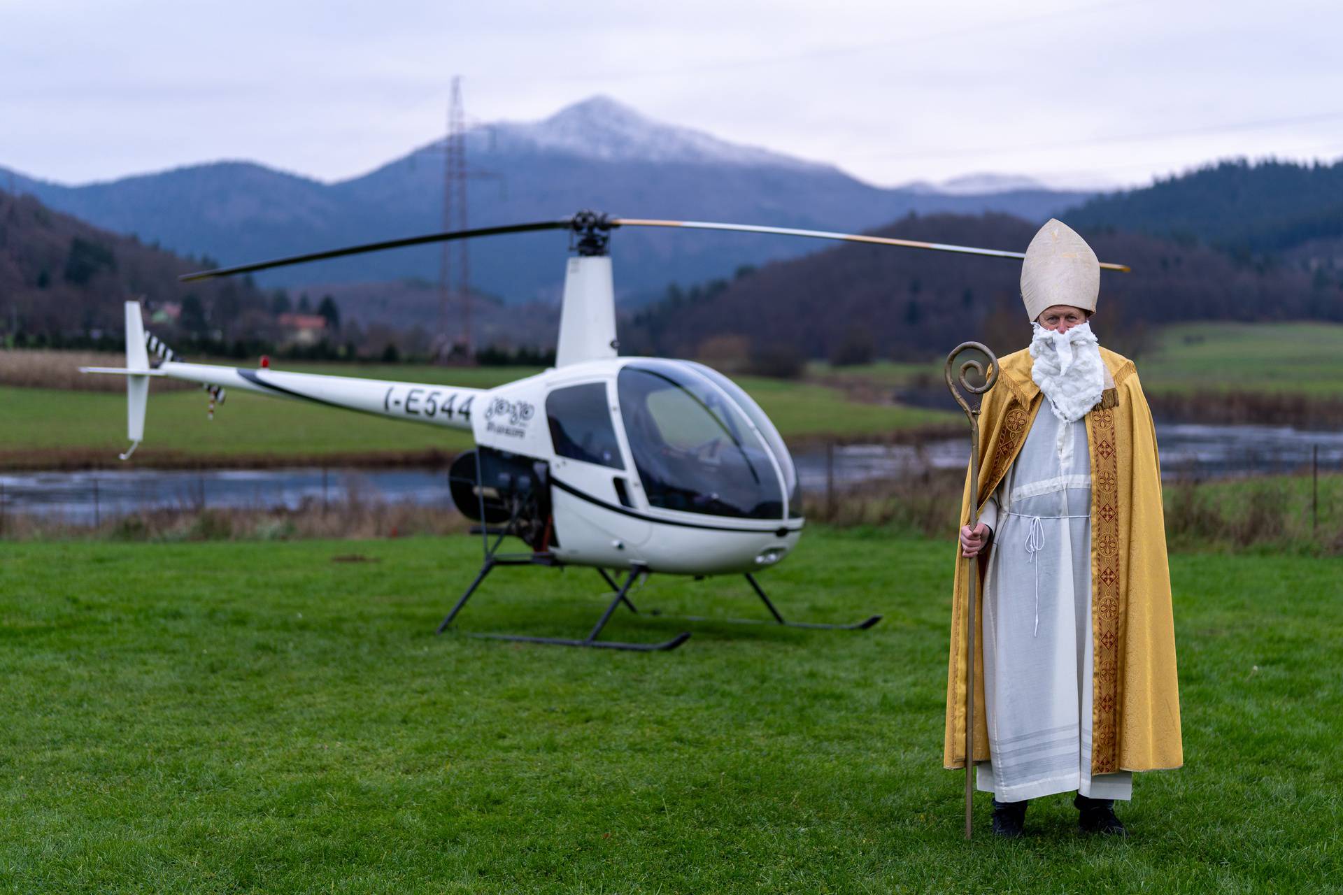 Otočac: Sveti Nikola sletio helikopterom te podijelio poklone štićenicima doma za starije i nemoćne Dujmović