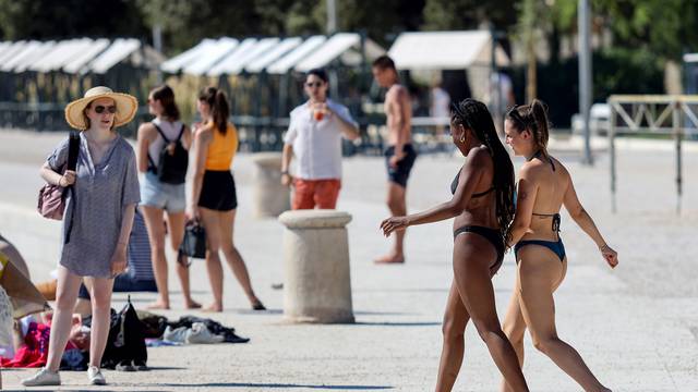 Zadar: Građani i turisti u šetnji unatoč vrućinama