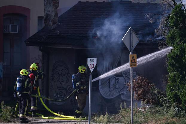 Zagreb: Požar u napuštenoj baraci kod Zapadnog kolodvora