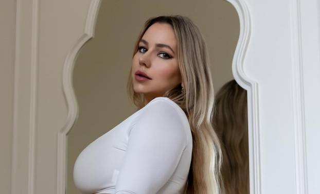 FOTO Tijelo - remek djelo: Ova slikarica ruši sve stereotipe. Ne znamo je l' bolje slika ili pozira