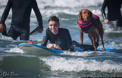Ispunili mu želju: Surfao je sa slavnim psom