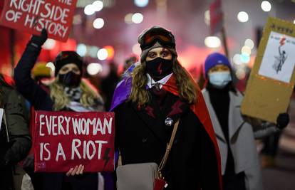 Tisuće Poljaka opet izašle na ulice protiv zabrane pobačaja