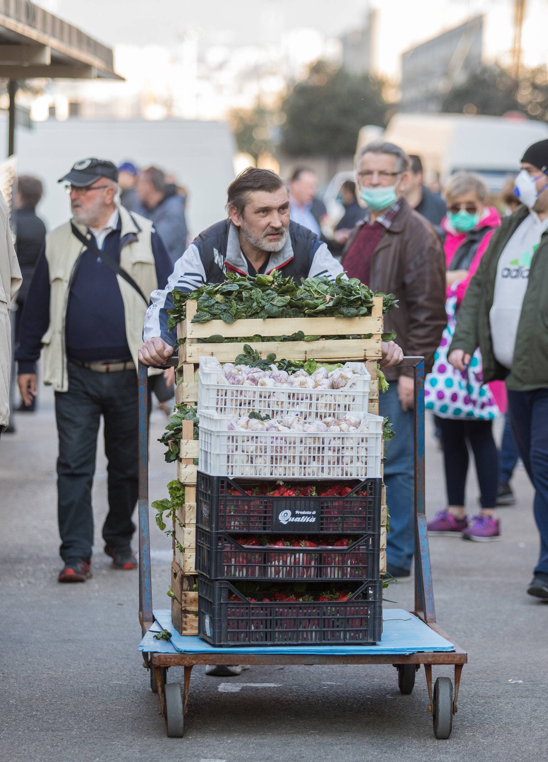 Prvi dan na tržnicama: Gužva i  redovi, teško je držati mjere