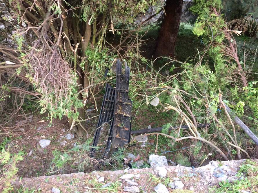 Probili betonsku ogradu, motor izletio iz auta: Trojica u bolnici